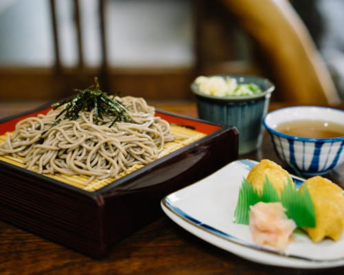 ざるそばといなり寿司とお茶